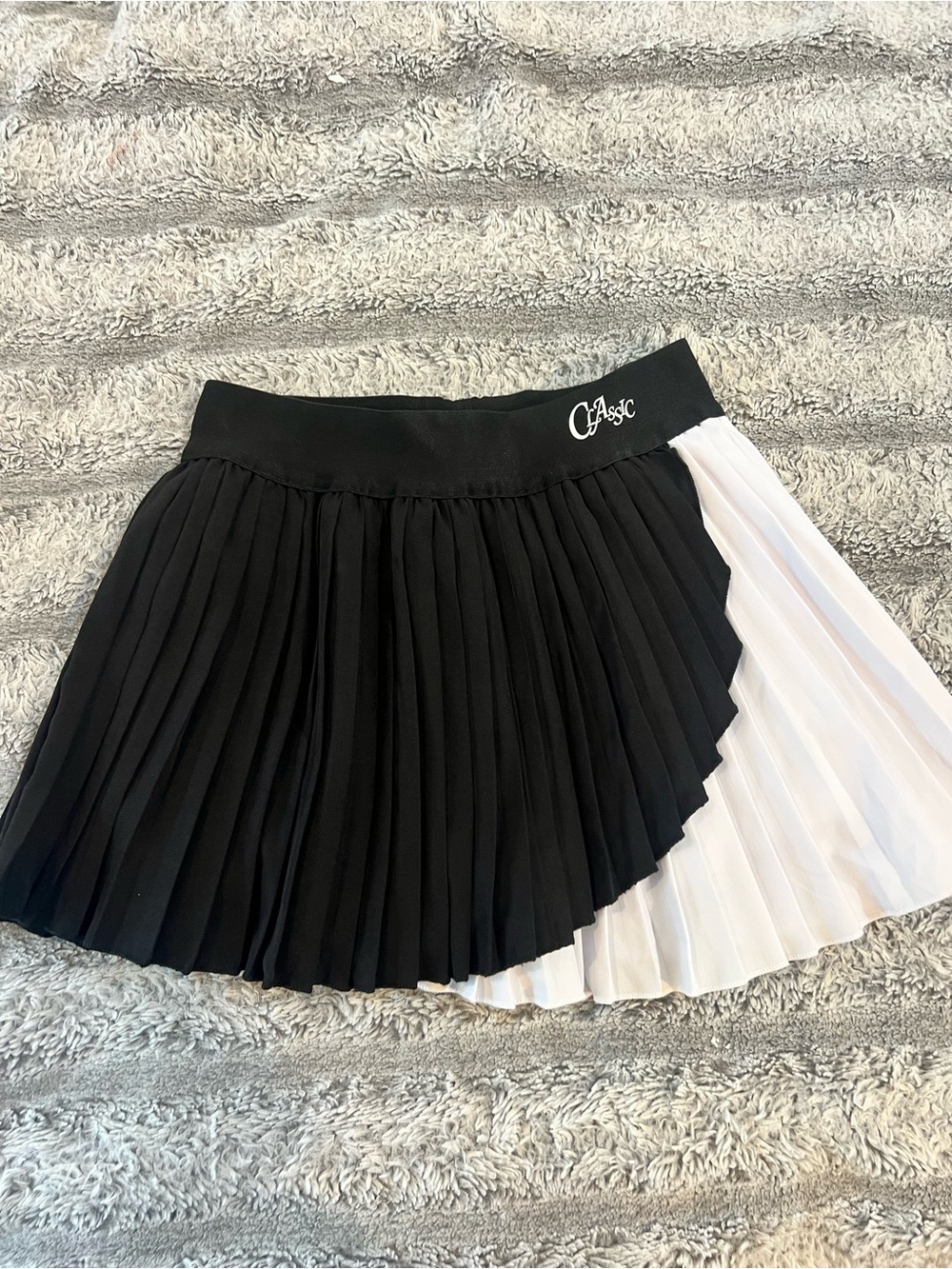 Two-Tone Pleated Mini Skirt - Black & White